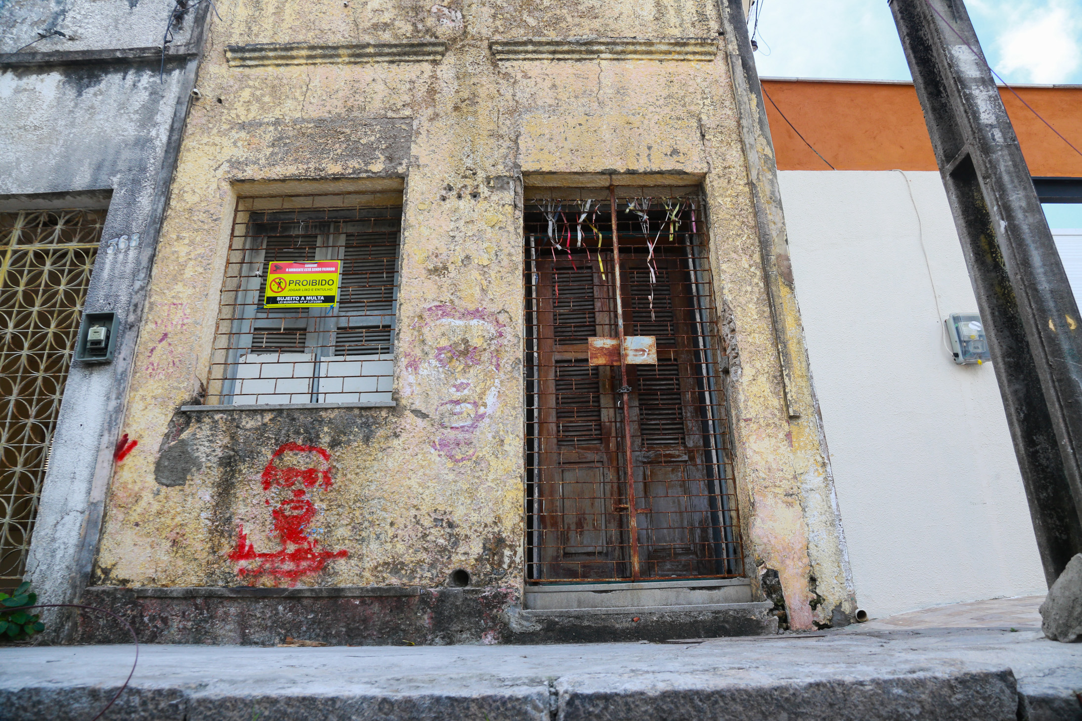 fachada da casa do frei tito, um imóvel amarelo com porta e janela marrons, o imóvel se encontra com as cores desbotadas por conta da falta de manutenção